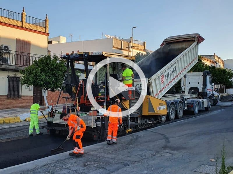 El reasfaltado de la A8076 a su paso por el casco urbano de Espartinas.