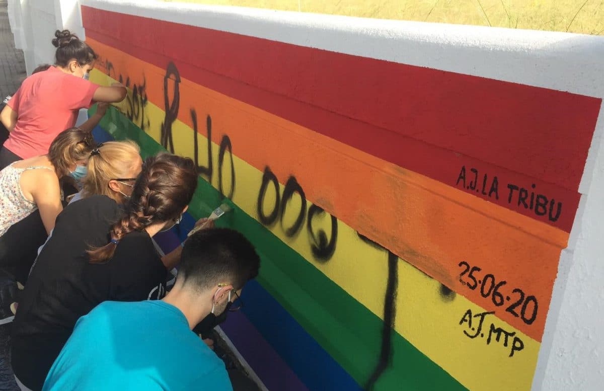 La ciudadanía, colectivos y representantes públicos han participado de la restauración del mural LGTBI de Valencina.