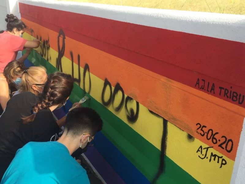 La ciudadanía, colectivos y representantes públicos han participado de la restauración del mural LGTBI de Valencina.