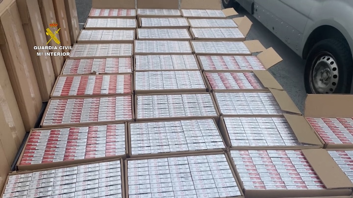 Cajetillas de tabaco de contrabando incautadas por la Guardia Civil. Foto de archivo de la Guardia Civil.