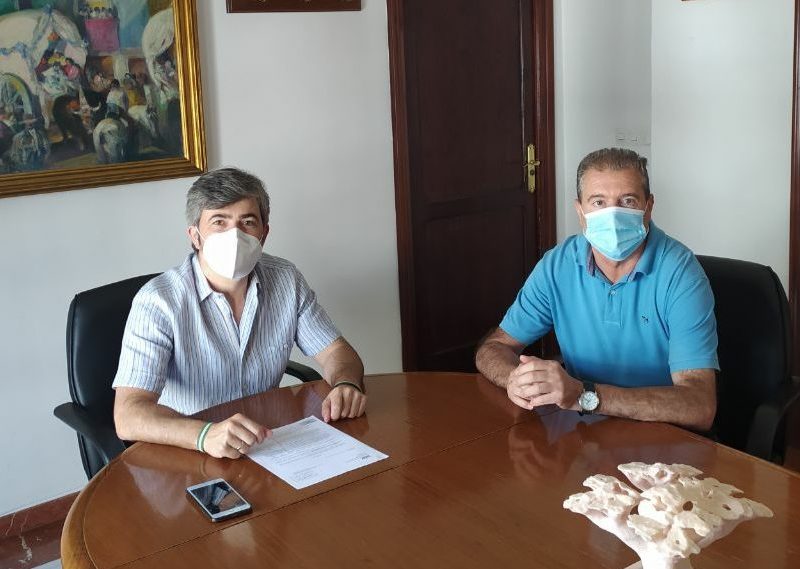 Foto del acuerdo entre Andalucía X Sí y Unión de Ciudadanos Independientes.