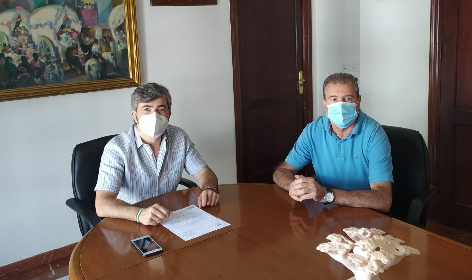 Foto del acuerdo entre Andalucía X Sí y Unión de Ciudadanos Independientes.