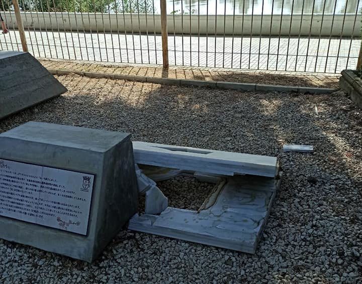 El Yashiro en la Orilla destrozado en el suelo. Foto del Ayuntamiento de Coria del Río.