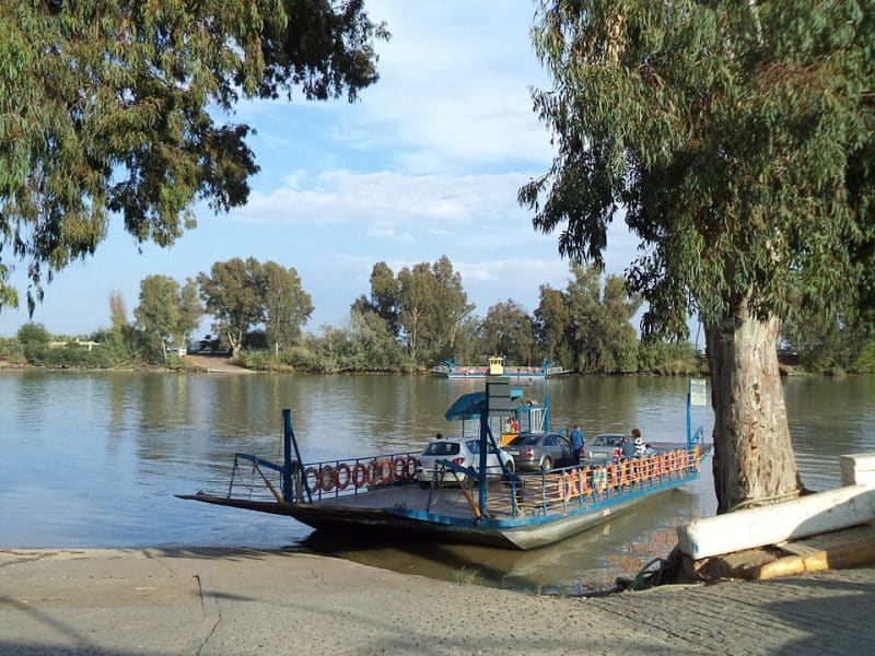 La barca de Coria del Río en la ribera del Guadalquivir.