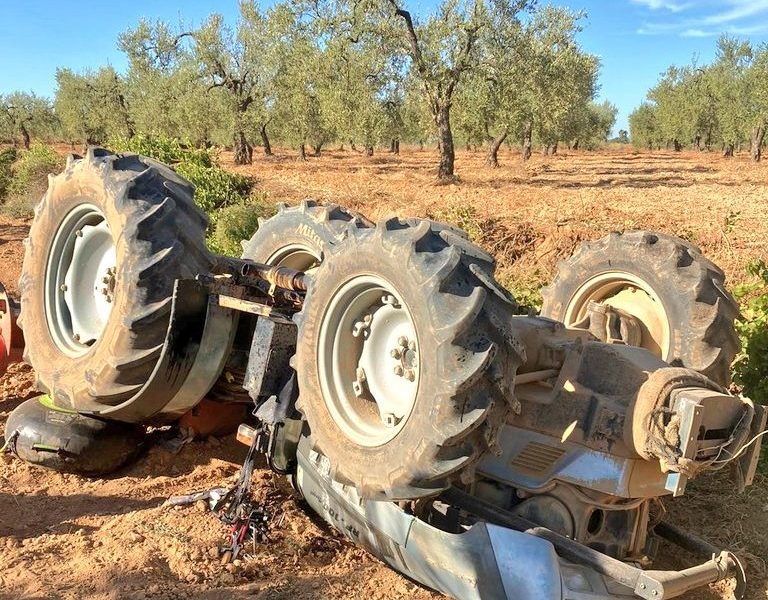 Tractor volcado que ha provocado la muerte del trabajador.