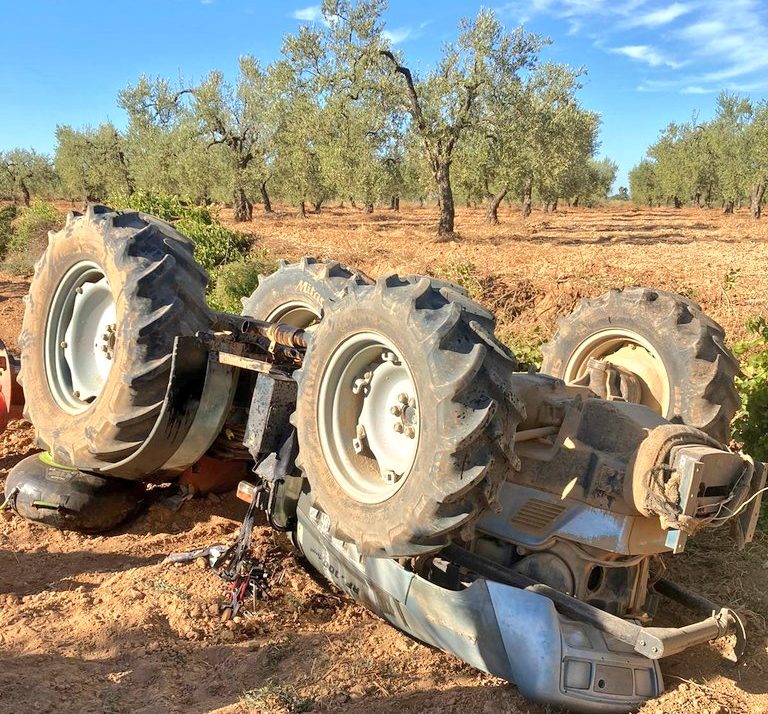Tractor volcado que ha provocado la muerte del trabajador.
