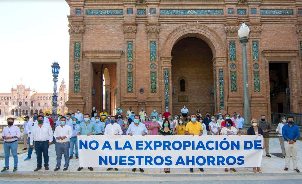 Alcaldes y cargos públicos de la provincia de Sevilla se concentran en la Plaza de España.