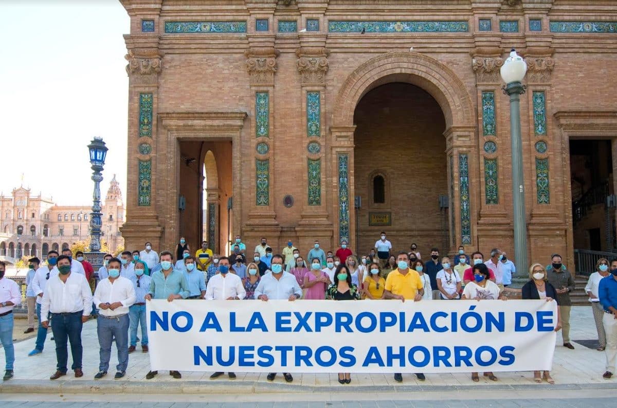 Alcaldes y cargos públicos de la provincia de Sevilla se concentran en la Plaza de España.