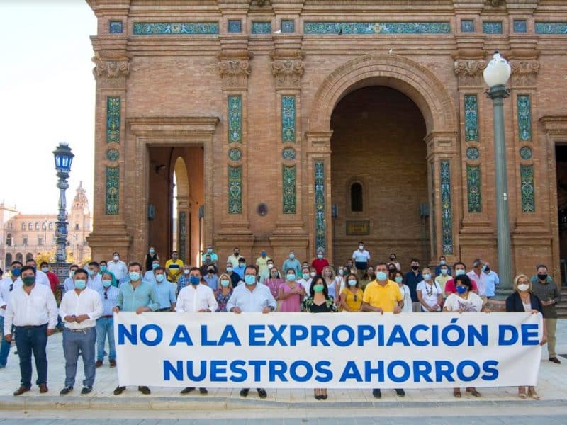 Alcaldes y cargos públicos de la provincia de Sevilla se concentran en la Plaza de España.