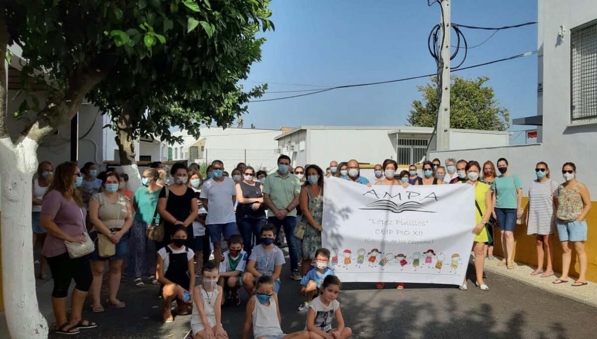 Concentración de padres y madres frente al colegio Pío XII para protestar por la retirada de las aulas.