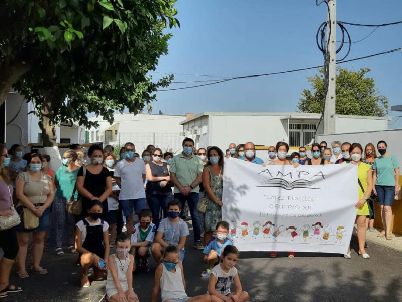 Concentración de padres y madres frente al colegio Pío XII para protestar por la retirada de las aulas.