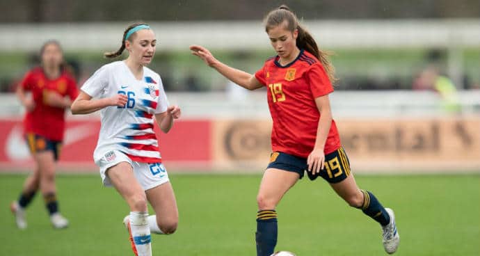 Andrea Medina golpea el balón con la selección sub16. Foto de la RFEF.