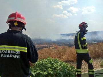 Bomberos del Aljarafe trabajando en la extinción de un fuego.