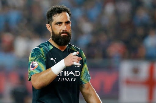 Claudio Bravo en un partido contra el West Ham.