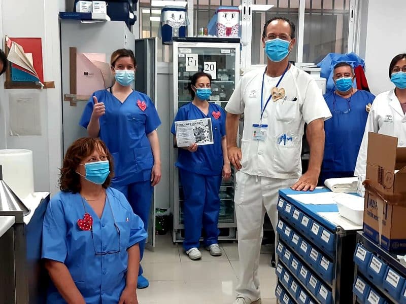 Sanitarios sevillanos posan con sus Corazones con Bata en el pecho.
