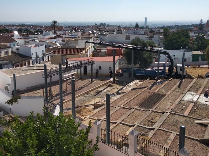 Las obras de la cubierta del auditorio en la Hacienda Sagrada Familia se están realizando con el Plan Supera de la Diputación.
