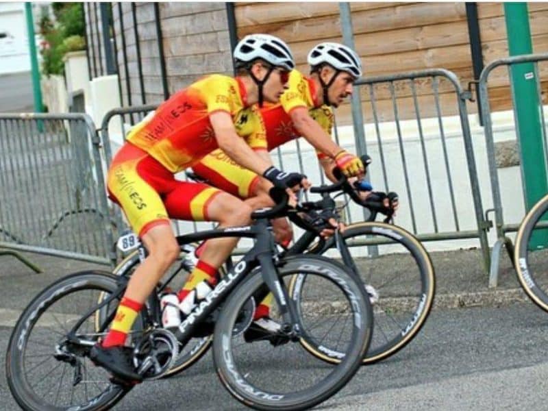 David Martín, al fondo en la imagen, coge una curve en el europeo de Plouay.