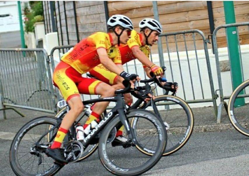 David Martín, al fondo en la imagen, coge una curve en el europeo de Plouay.