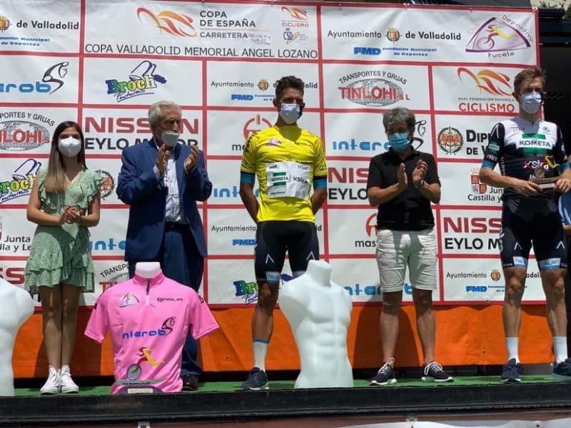 David Martín posa en el podio con el maillot amarillo.