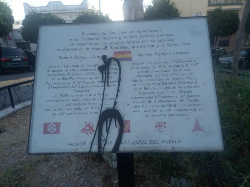 Placa que homenajea a los hermanos Ramón y Agustín Romero rociada con pintura negra.