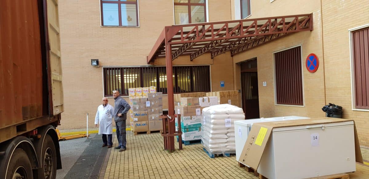 El envío con destino a Togo poco antes de salir del Hospital San Juan de Dios.