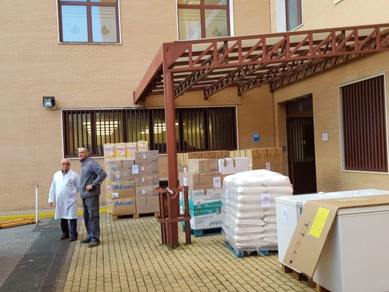 El envío con destino a Togo poco antes de salir del Hospital San Juan de Dios.