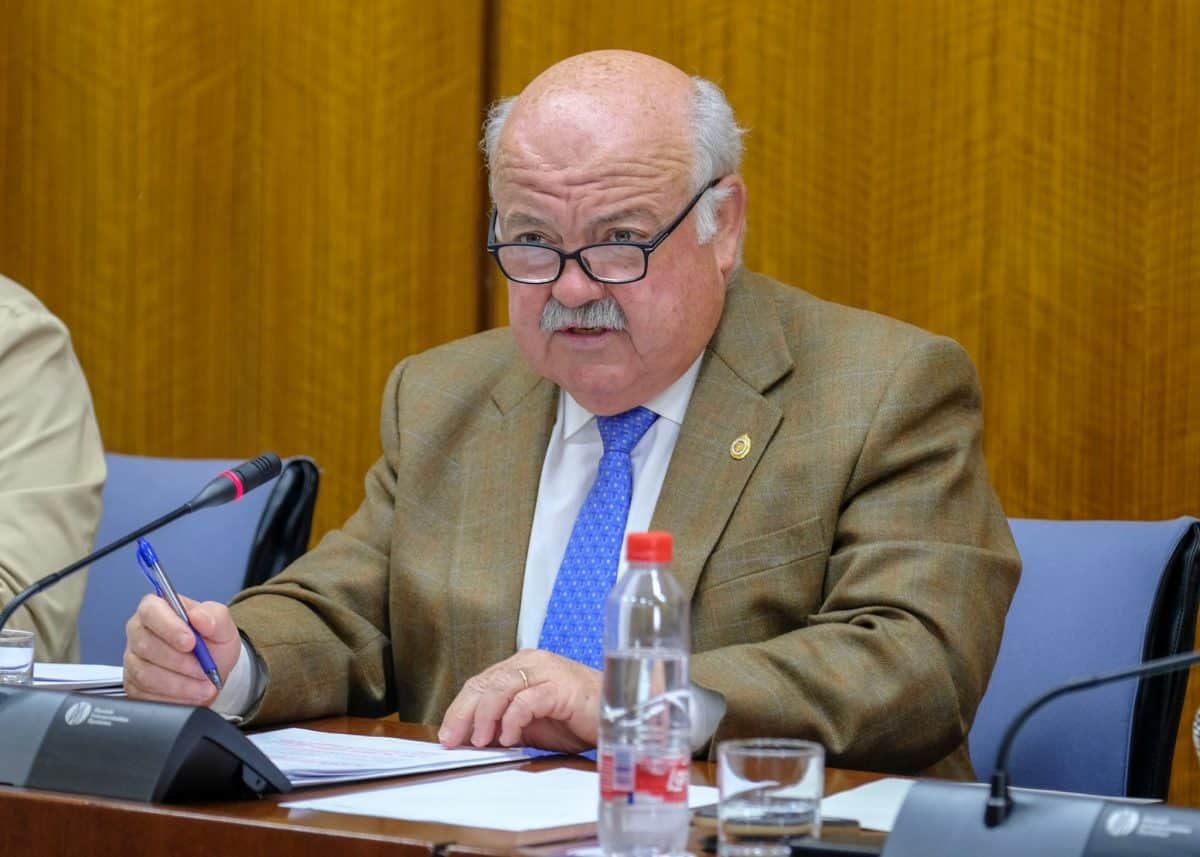 El Consejero de Salud y Famlias, Jesús Aguirre, en comisión del Parlamento de Andalucía.