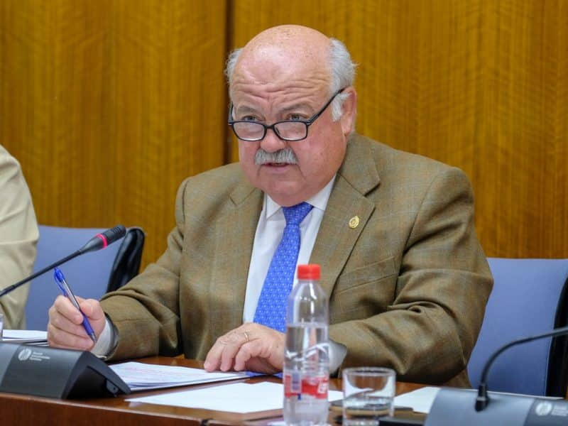 El Consejero de Salud y Famlias, Jesús Aguirre, en comisión del Parlamento de Andalucía.
