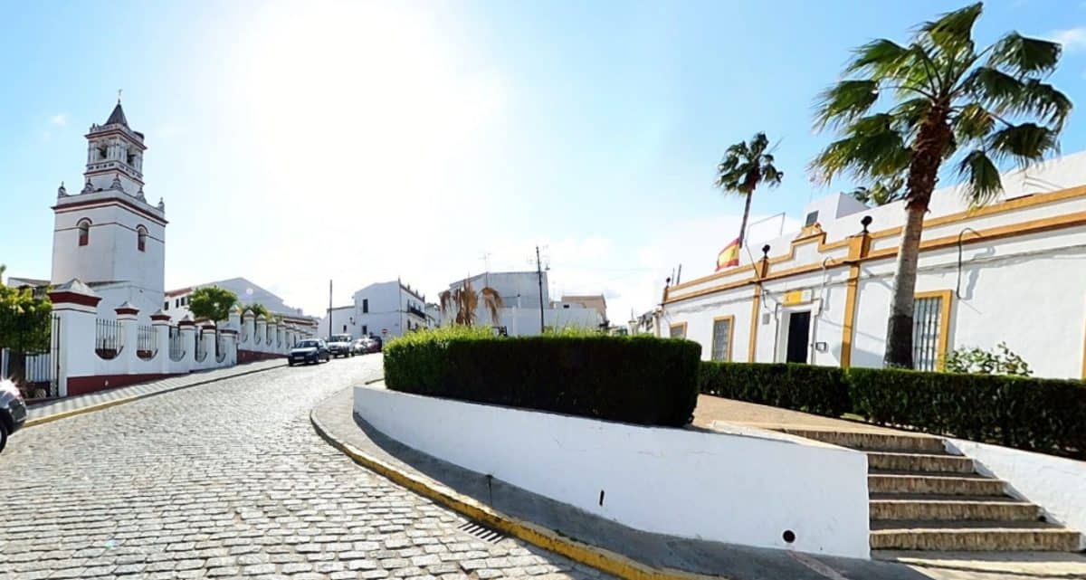 Plaza de la Iglesia de Aznalcázar, uno de los municipios más afectados en esta fase de la pandemia.