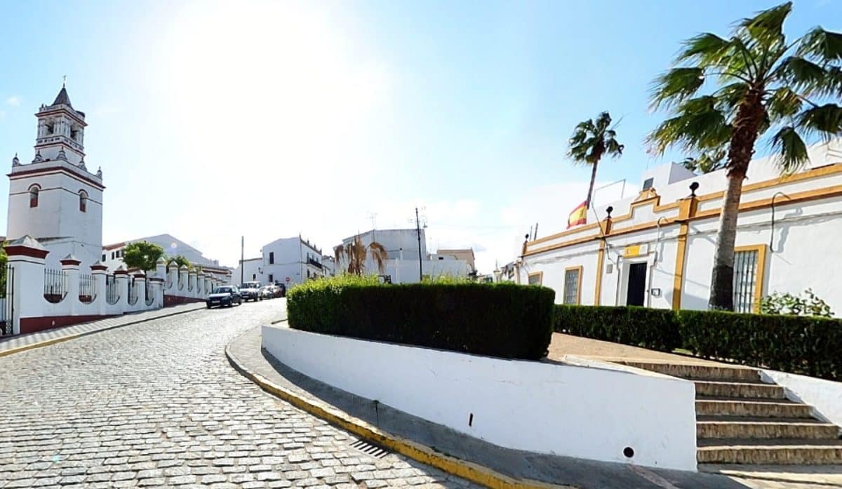 Plaza de la Iglesia de Aznalcázar, uno de los municipios más afectados en esta fase de la pandemia.