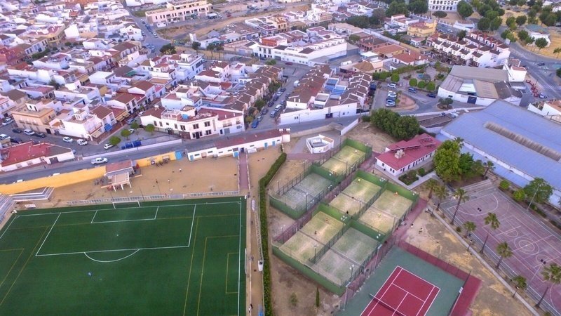 Vista aérea del polideportivo de Sanlúcar la Mayor.