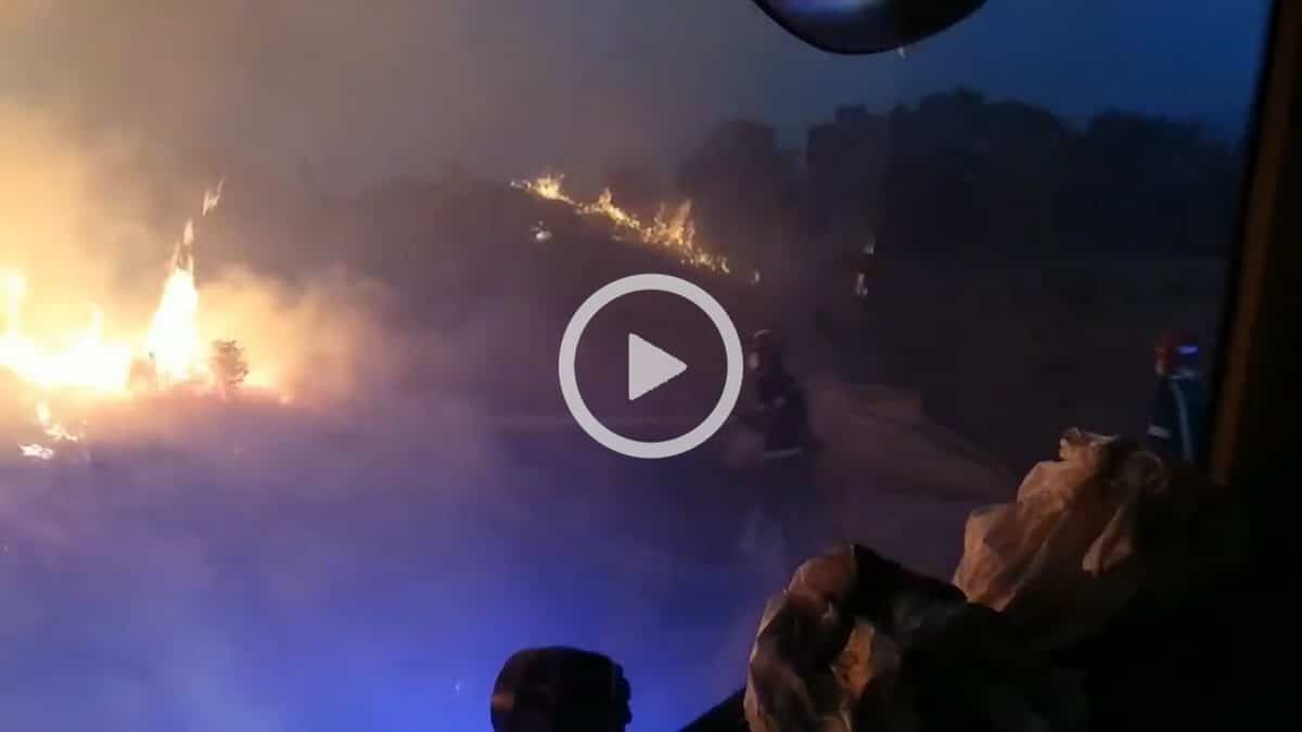 El parque de bomberos de Mairena tuvo que sofocar dos fuegos importantes y simultáneos.