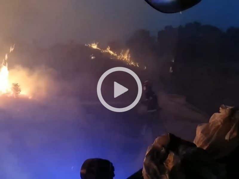 El parque de bomberos de Mairena tuvo que sofocar dos fuegos importantes y simultáneos.