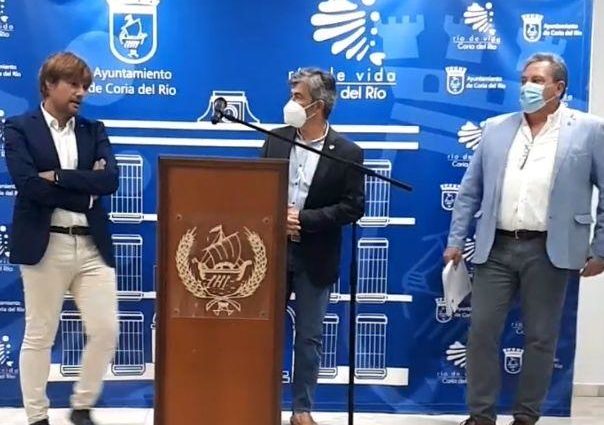 Rubén Bueno de la empresa Lokímica, el alcalde de Coria Modesto González y el alcalde de Puebla Manuel Bejarano.