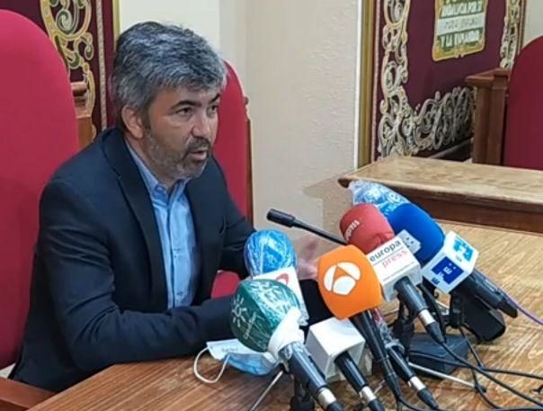 Modesto González, alcalde de Coria del Río, durante una rueda de prensa.