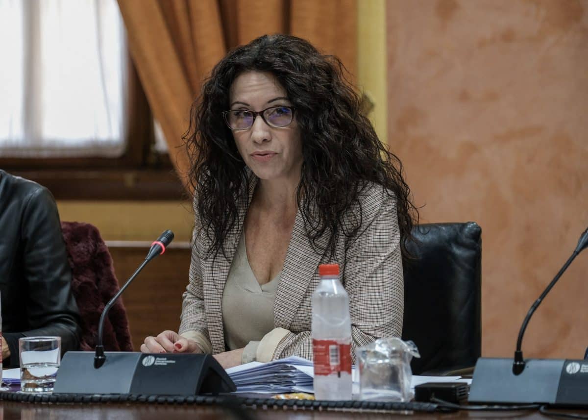Roció Ruiz, consejera de Igualdad. Foto del Parlamento de Andalucía.