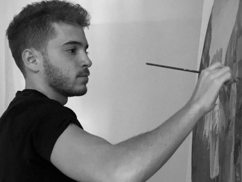 Ruben Terriza, autor del cartel, pinta en su estudio.