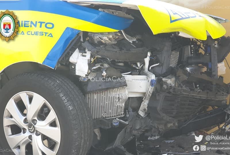 Estado del coche patrulla tras el siniestro en Castilleja de la Cuesta.