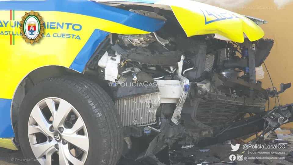 Estado del coche patrulla tras el siniestro en Castilleja de la Cuesta.
