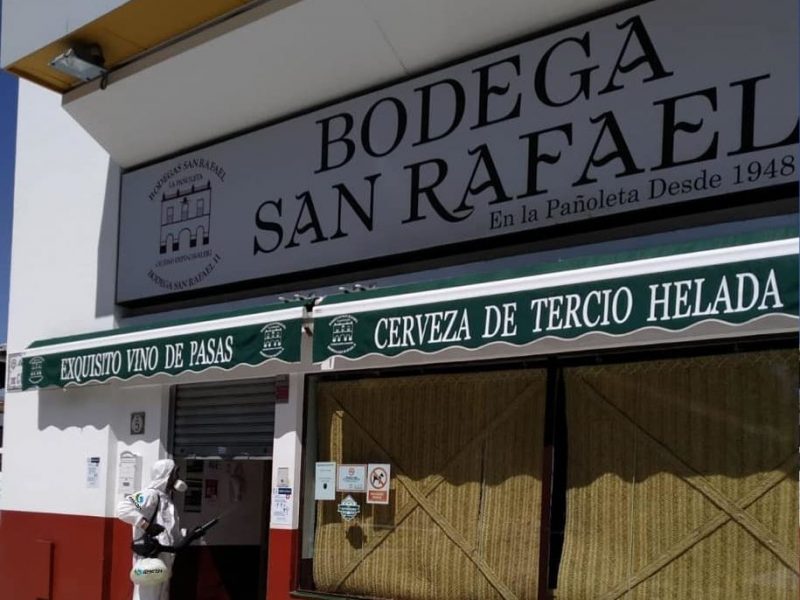 Desinfectan la Bodega San Rafael, situada junto a la estación de metro Cavaleri.