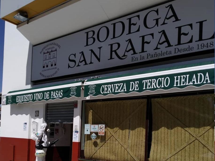 Desinfectan la Bodega San Rafael, situada junto a la estación de metro Cavaleri.