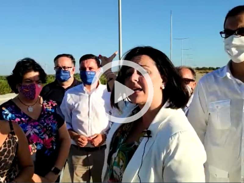La presidenta del PP de Sevilla, Virgina Pérez, junto a la portavoz del PP en Espartinas María Helena Romero y el alcalde de Villanueva Martín Torres