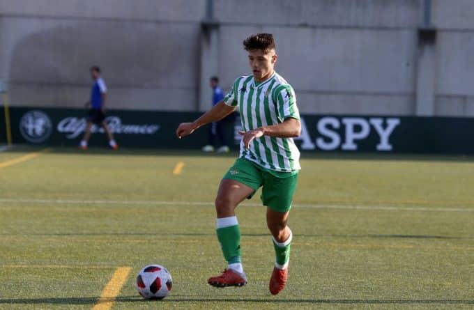 Adrián Tellado jugando con el Betis Deportivo en Segunda División B