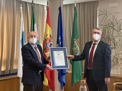 Entrega del certificado AENOR a Aljarafesa con Pedro Rodríguez, director gerente de Aljarafesa y Antonio Pérez Carreño, director de AENOR en Andalucía.