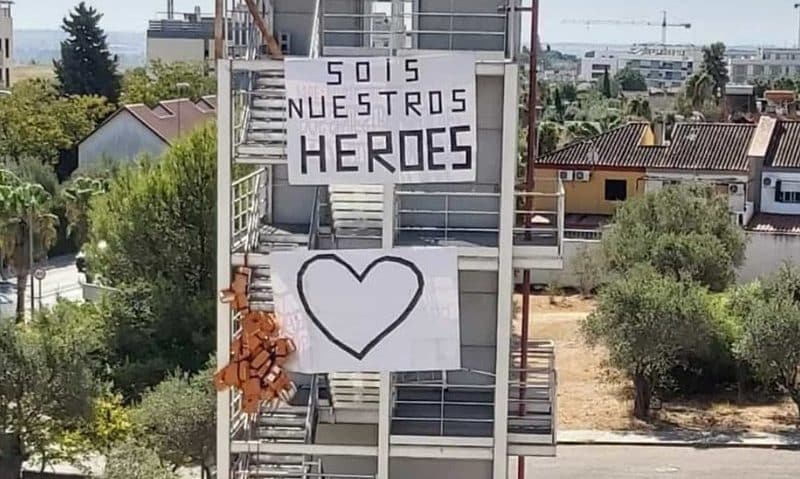Pancarta de apoyo de los bomberos del Aljarafe a los mayores de la residencia Vitalia Mairena.