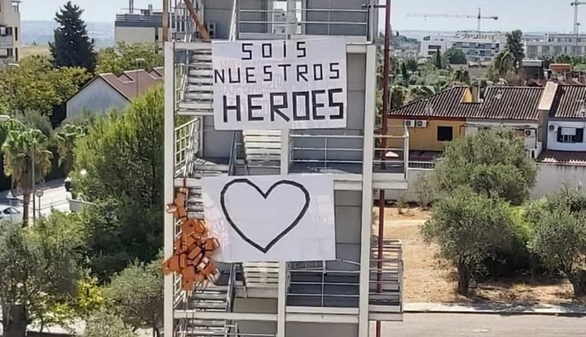 Pancarta de apoyo de los bomberos del Aljarafe a los mayores de la residencia Vitalia Mairena.