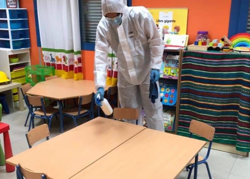 Desinfección del Colegio Infantil El Carmen donde hay un positivo PCR.
