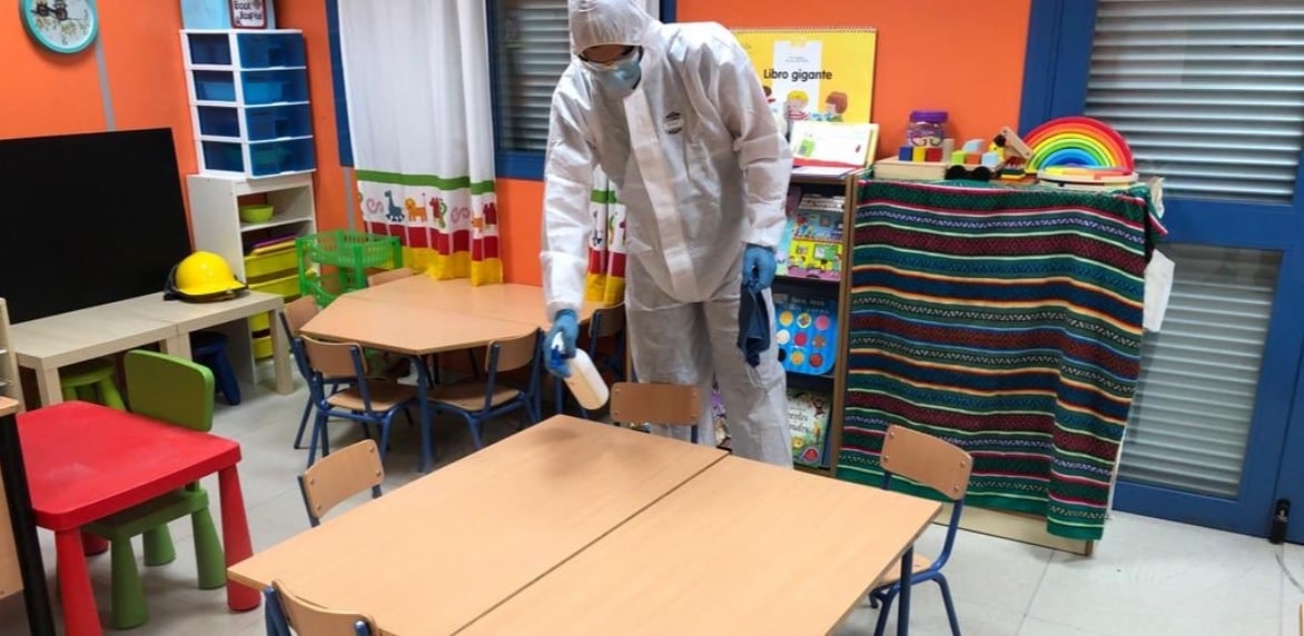 Desinfección del Colegio Infantil El Carmen donde hay un positivo PCR.