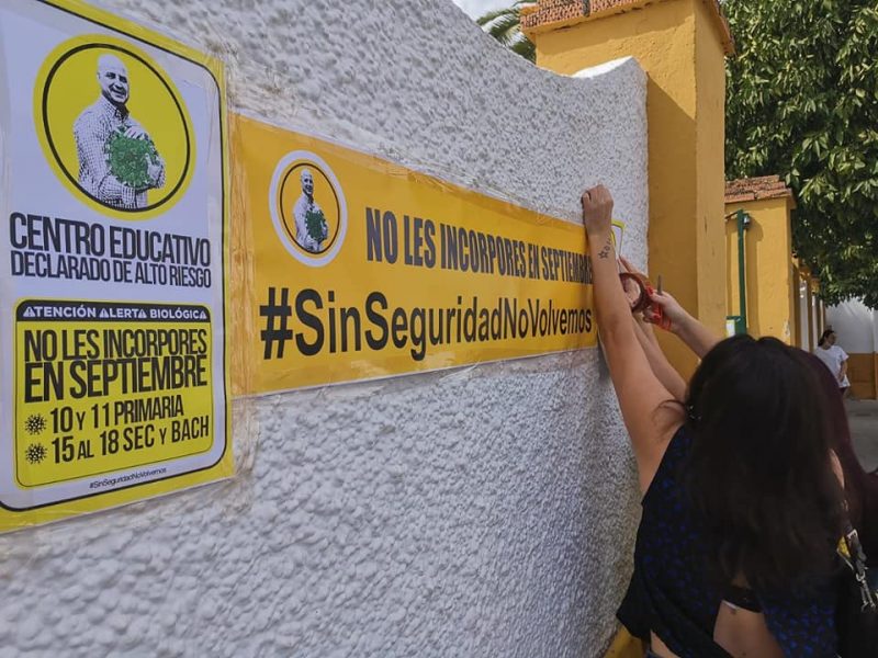 Carteles de protesta contra la inseguridad de la vuelta al cole en Andalucía. Foto de Escuelas de Calor.