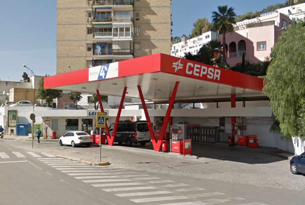 Gasolinera Cepsa ubicada en la calle Ramón y Cajal de San Juan de Aznalfarache.